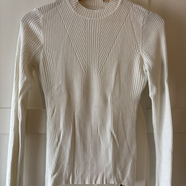 Feiner, fein gerippter Pullover in gebrochenem Weiss