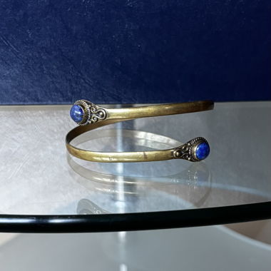 Messing-Armreif mit Lapislazuli
