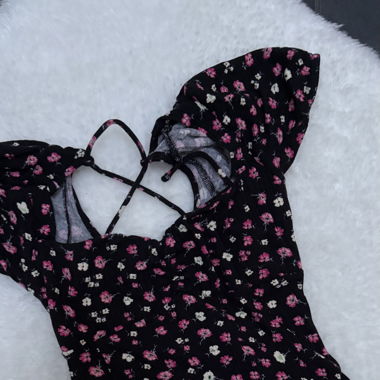 Rückenfreies Blumenkleid Bershka
