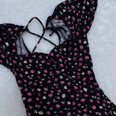 Rückenfreies Blumenkleid