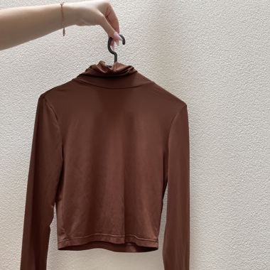 Col roulé crop top
