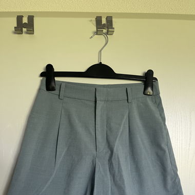 Kurze blaue (Anzugs-) Shorts