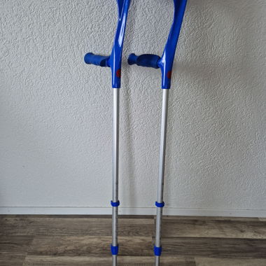 Crutches / forearm crutches, adjustable