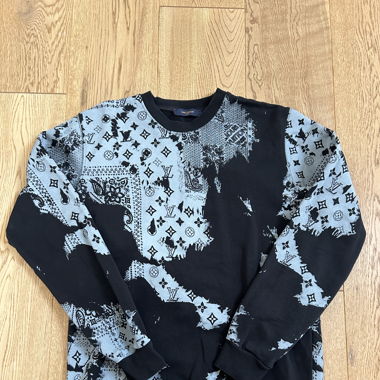 Lv sweater