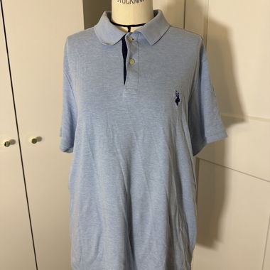 Hellblaues Poloshirt