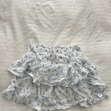 Subdued ruffle skirt