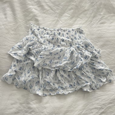 Subdued ruffle skirt