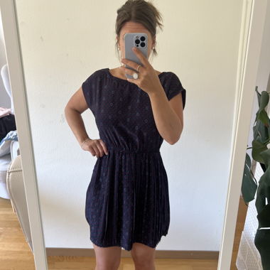 Robe courte à manches courtes et dos nu pour femme