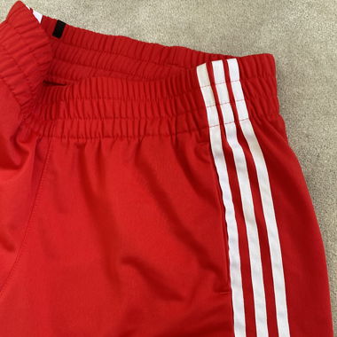 rote adidas shorts