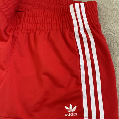 rote adidas shorts