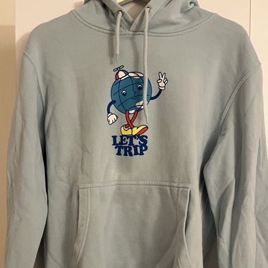 Hellblauer Pulli mit Aufdruck vorne und hinten