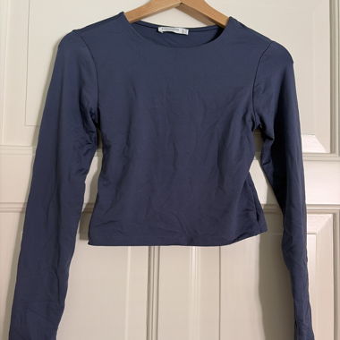 Blue long-sleeve crop top