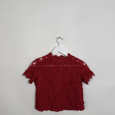 Haut court en dentelle rouge