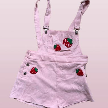 Salopette rose avec fraises