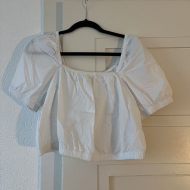 Blouse blanche à manches bouffantes