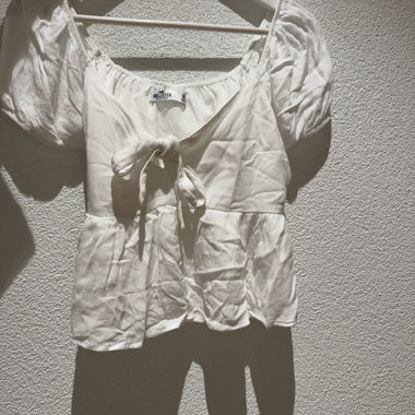 Cute white hollister top size medium