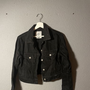 schwarze cropped jeans jacke