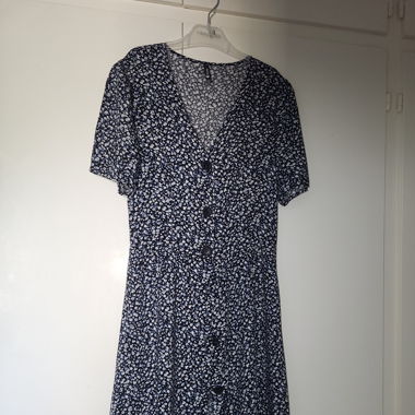 Jolie robe fleuri bleu marine,  noir et blanc 