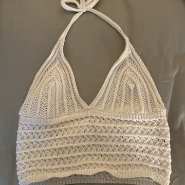 Beiges gestricktes Crop-Top