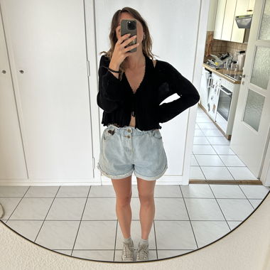 Schwarzer Strteen-Cardigan