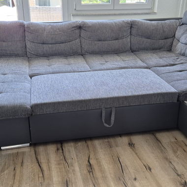 Graue Eckcouch mit Stauraum