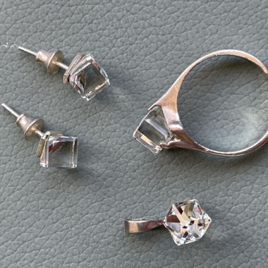 Parure en argent (bague, pendentif et boucles)