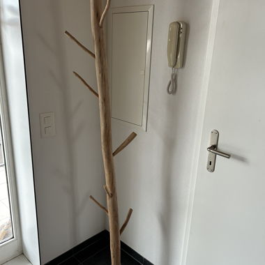 Kleiderständer aus natürlichem Holz