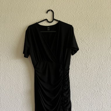Kleid mit Rüschen und Beinschlitz vorne Schwarz 