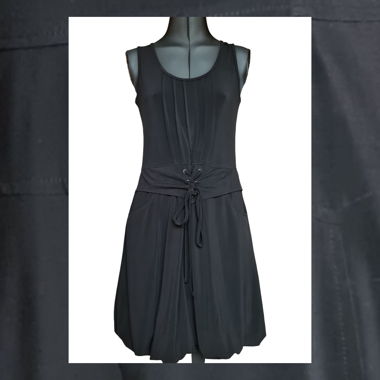Ärmelloses Kleid mit Bindegürtel von Lexia Lena