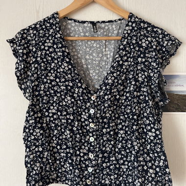 Blusa estiva floreale con abbottonatura