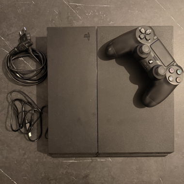 Playstation 4 slim avec une manette
