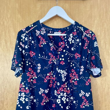 blaues T-Shirt mit Blumenmuster