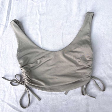 Top court taupe à nouer sur le côté par Oh Polly