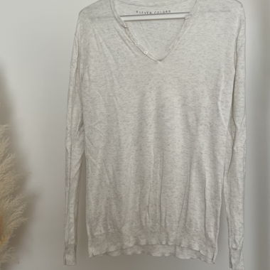 Maglione leggero grigio con scollo a V e bottoni