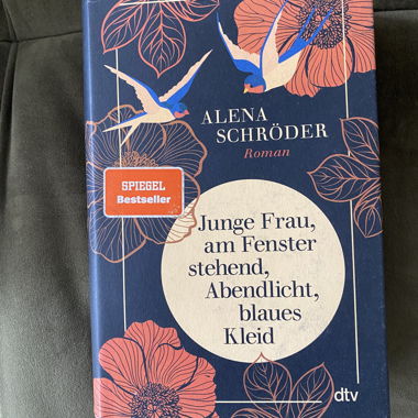 „Junge Frau, am Fenster stehend.., blaues Kleid“