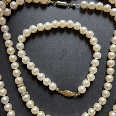 Pearl necklace and bracelet