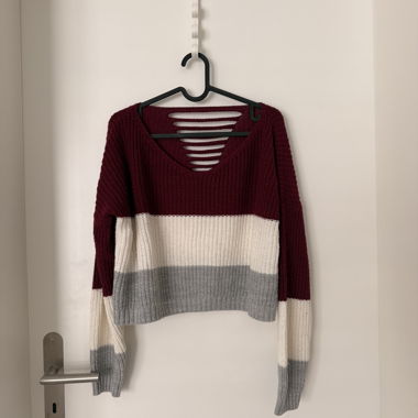 Pull court à rayures bordeaux, crème et gris