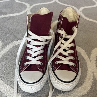 bordeaurote Converse Sneakers