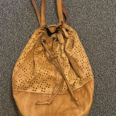 Sac à dos en cuir à motif ajouré