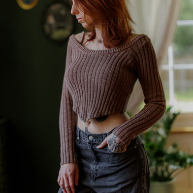 Kurzer Strickpullover mit Rippenstruktur