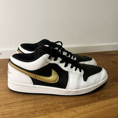 Nike Air Jordan 1 Low – Nero/Bianco/Oro
