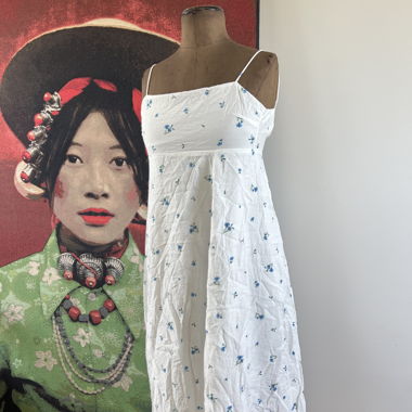 Weisses Sommerkleid mit Bluemchen