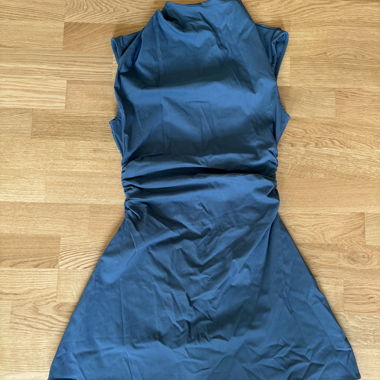 Robe bleue sans manches à col haut