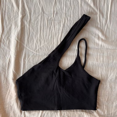 Top corto asimmetrico nero