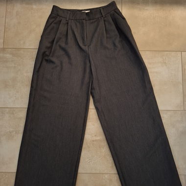 Pantaloni in tessuto scuro a gamba ampia