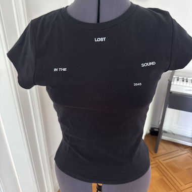T-shirt nero "Lost in the Sound"