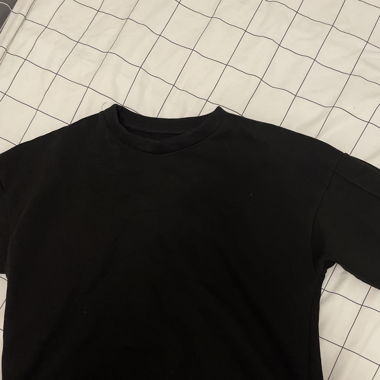 Pull noir avec rayures sur les manches 