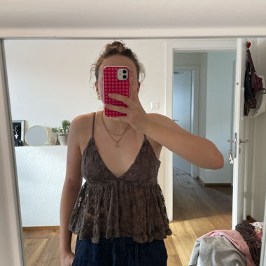 Top in pizzo marrone