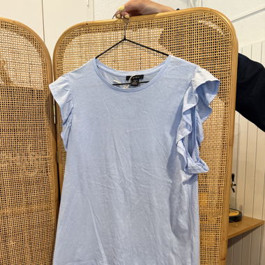 T-shirt bleu à volant 