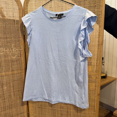 T-shirt bleu à volant 